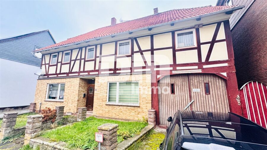 Wohn / Gewerbe Ensemble mit Wohnhaus, Stallgebäude, großer Scheune sowie Nebengebäude - Frontansicht Wohnhaus / Zufahrt Innenhof rechts